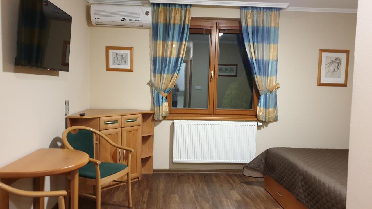 Penzion U Vlku Valtice Exterior foto
